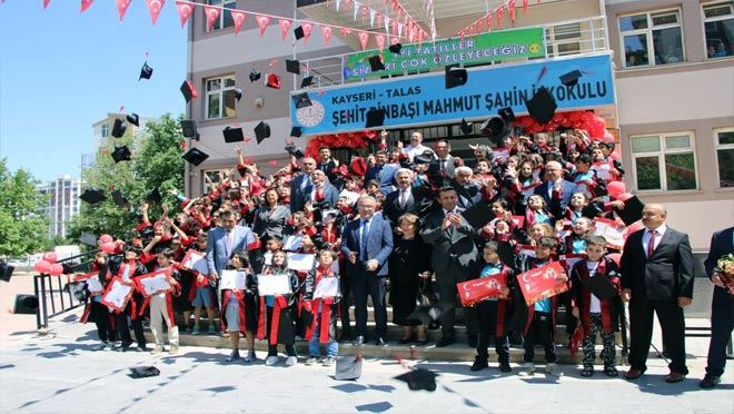 Genç ve minik yürekler okullu günlere veda etti