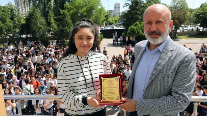 Başkan Çolakbayrakdar, öğrencilerin karne sevincine ortak oldu