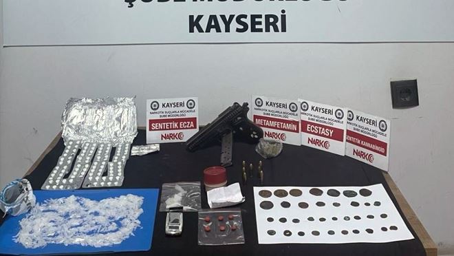Kovalama sonucu yakalanan araçta uyuşturucu ve tarihi sikke çıktı