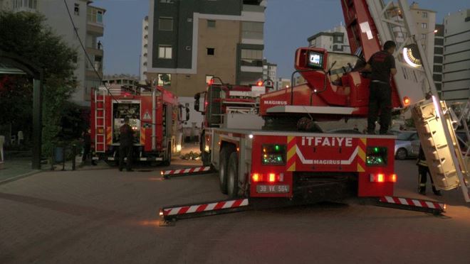 10 katlı apartmanın çatısında çıkan yangını itfaiye söndürdü