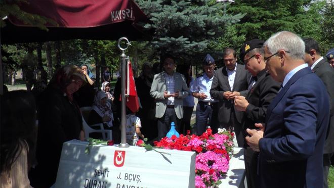 Şehit Astsubay Duran Bayram kabri başında dualarla anıldı