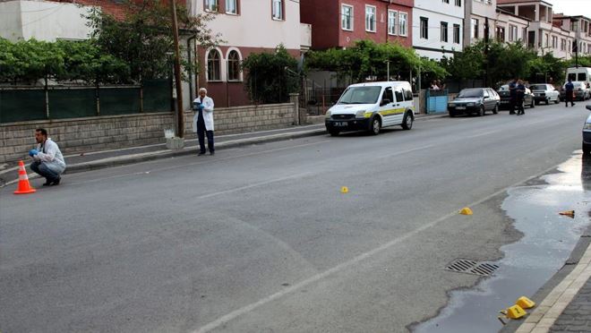 Boşandığı eşi ve arkadaşına sokak ortasında kurşun yağdırdı