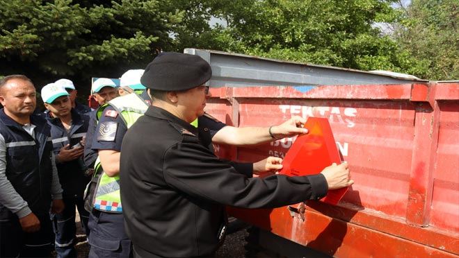 Jandarma’dan çiftçilere bin adet reflektör