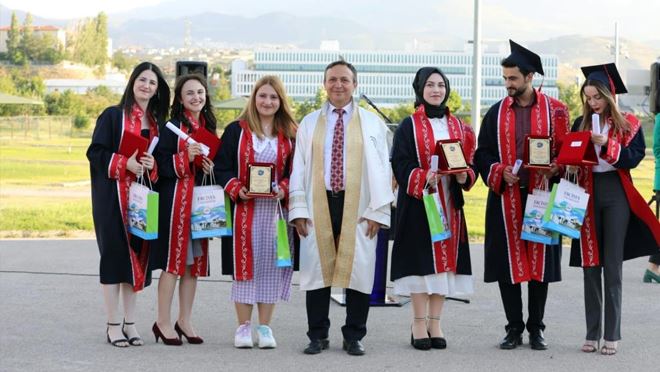 ERÜ Edebiyat Fakültesi’nde mezuniyet coşkusu