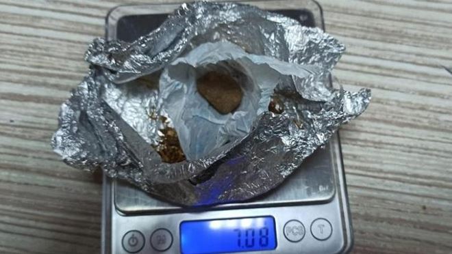 Şüpheli maddeyi saklamaya çalışırken Güven Timleri’ne yakalandılar