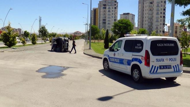 Kayseri’de otomobil yan yattı