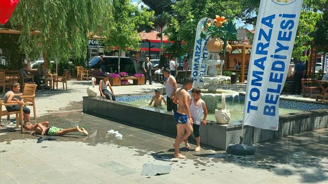 Sıcaktan bunalan çocuklar çareyi süs havuzunda buldu