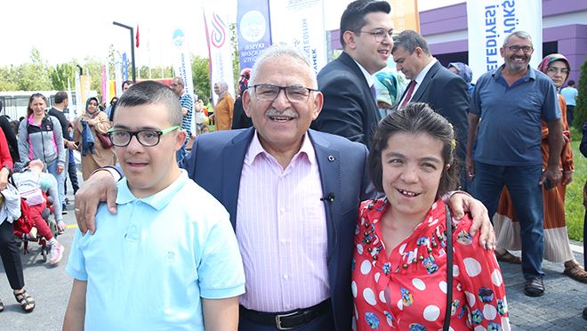 Başkan Büyükkılıç, En Özel Öğrencilere Karnelerini Dağıttı