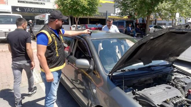 Oto hırsızlık polisleri oto pazarını denetledi