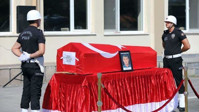 Polis memuru kalbine yenildi