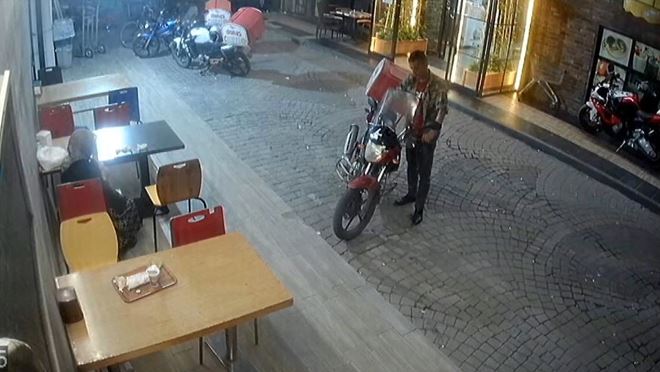 Kuryelerin motosiklerine dadanan 3 hırsız yakalandı