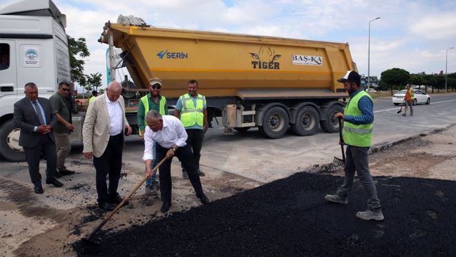 Başkan Büyükkılıç yol çalışmalarını denetledi, asfalt serdi