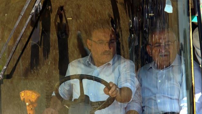 Vali ve başkan yazlık buğday hasadı yaptı