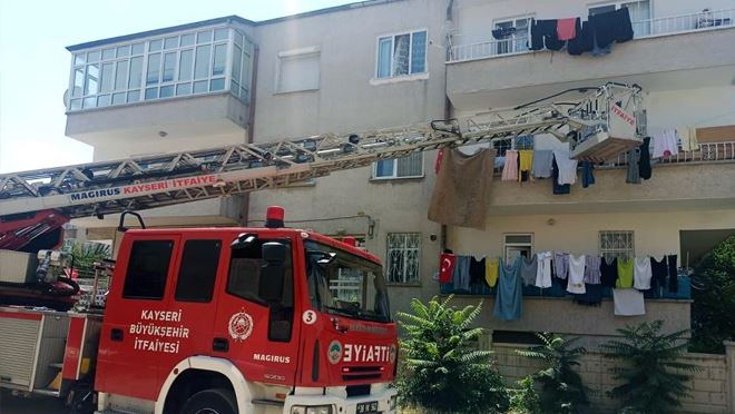 Evde mahsur kalan engelli çocuğu itfaiye kurtardı