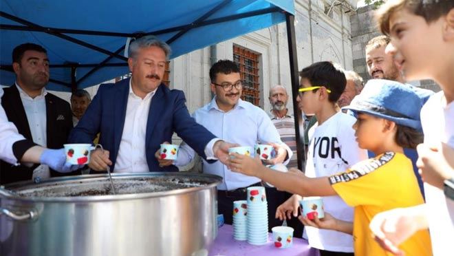 Başkan Palancıoğlu esnaf ve vatandaşa aşure dağıttı