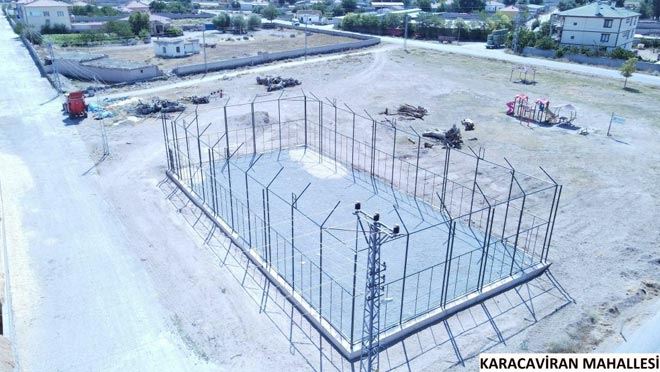 Develi’de kırsal mahallelerdeki halı saha yapım çalışmaları devam ediyor