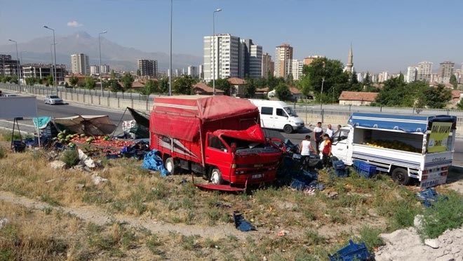 Otomobil karpuz sergisine daldı: 1 ölü