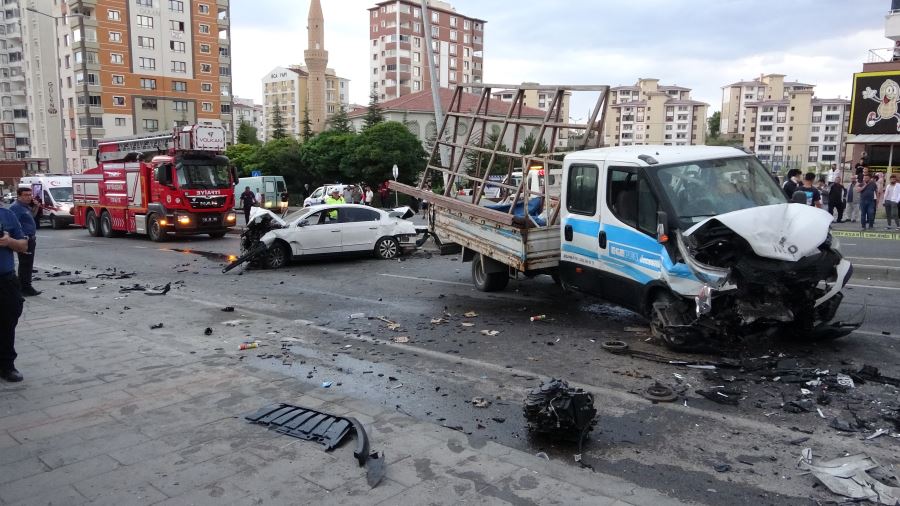 3 araç çarpıştı, ortalık savaş alanına döndü: 1