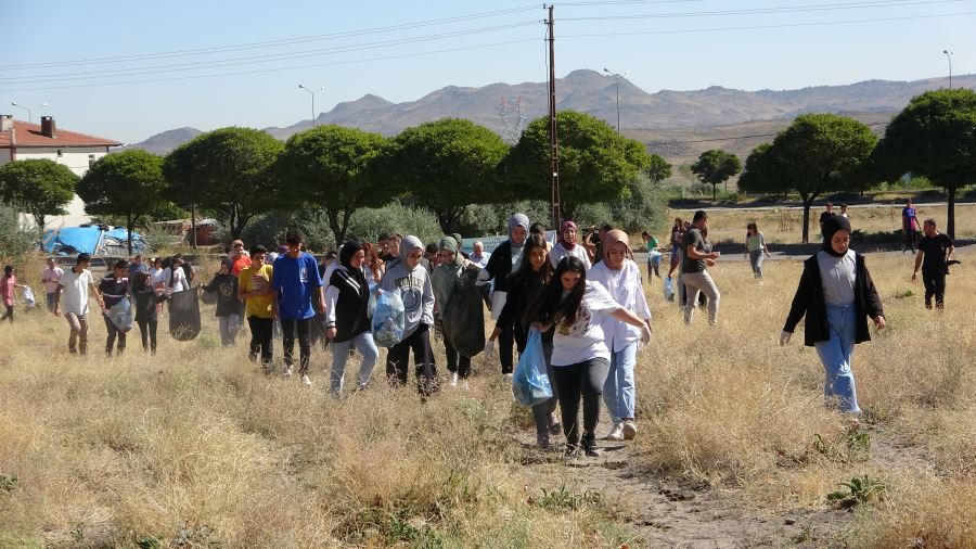 İncesu’nun çöplerini çocuklar topladı