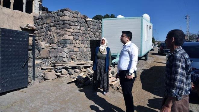 Develi Kaymakamı Tunç, evi yanan aileyi ziyaret etti