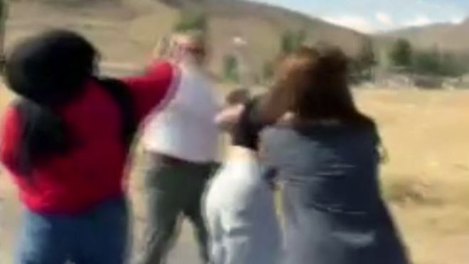 Köpek beslemek isteyen gençler ile mahalleli birbirine girdi