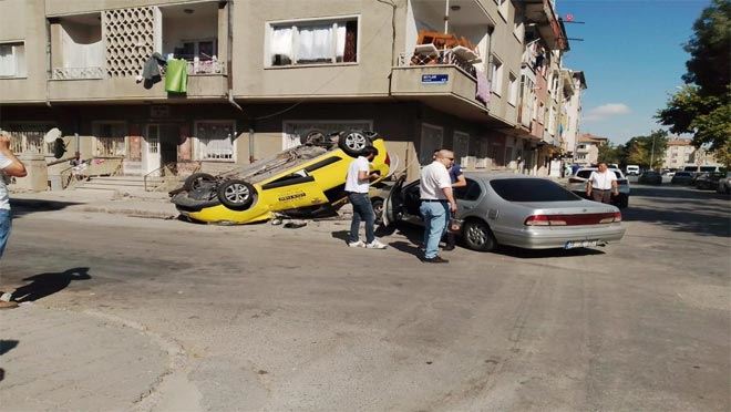 Kayseri’de otomobille çarpışan taksi takla attı: 1 yaralı