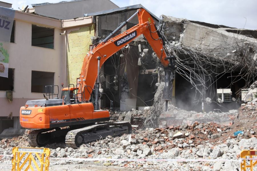 60 yıllık Dedeman Ortaokulu yıkıldı