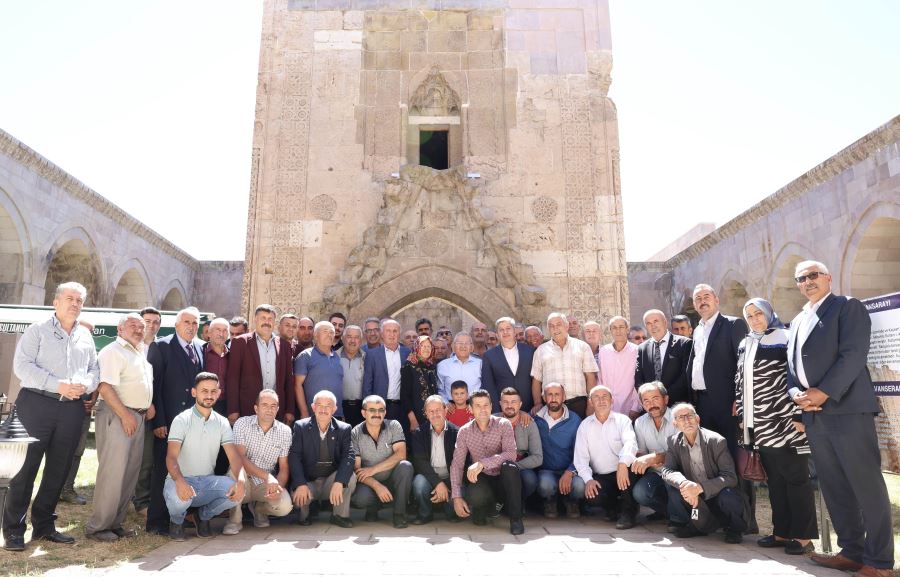 Tarihi Sultanhanı’nda Bünyanlı muhtarlarla buluştu