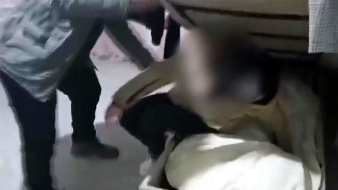 Hırsızlık suçundan aranan şahsın biri bazanın altından diğeri halının arkasından çıktı