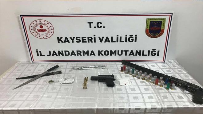 Zehir taciri jandarmadan kaçamadı
