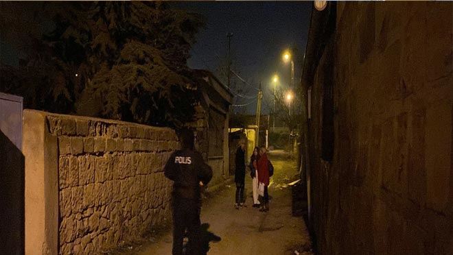 Eşi ve çocuğu içeride olduğu sırada evini ateşe verdi