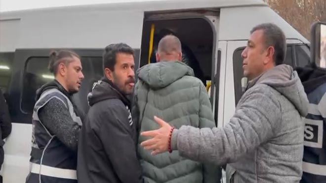  Yakalanınca sinirlerini gazetecilerden çıkardılar