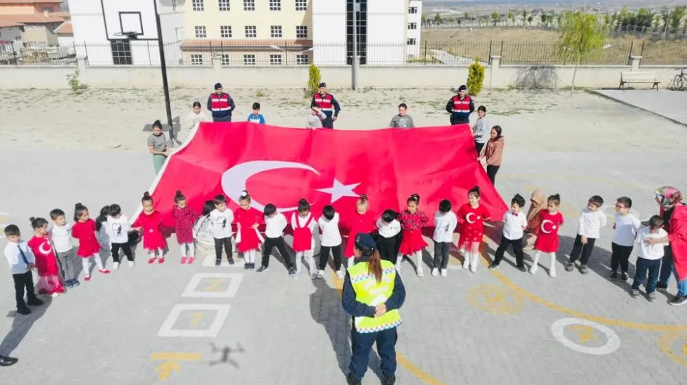 Kayseri’de 270 öğrenciden ‘100. Yıl Koreografisi’