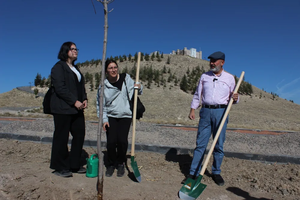 Başkan Çolakbayrakdar, 100. yılında 100 genç ile 100 ağaç dikti