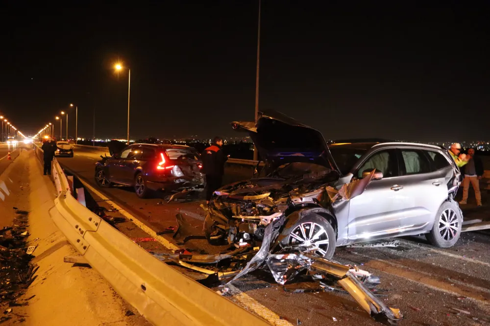 7 araç birbirine girdi, ortalık savaş alanına döndü: 2 yaralı