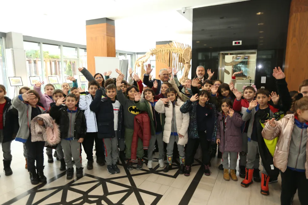 Büyükşehir’in 7,5 milyon yıllık fosil sergisi miniklerin ilgi odağı oldu