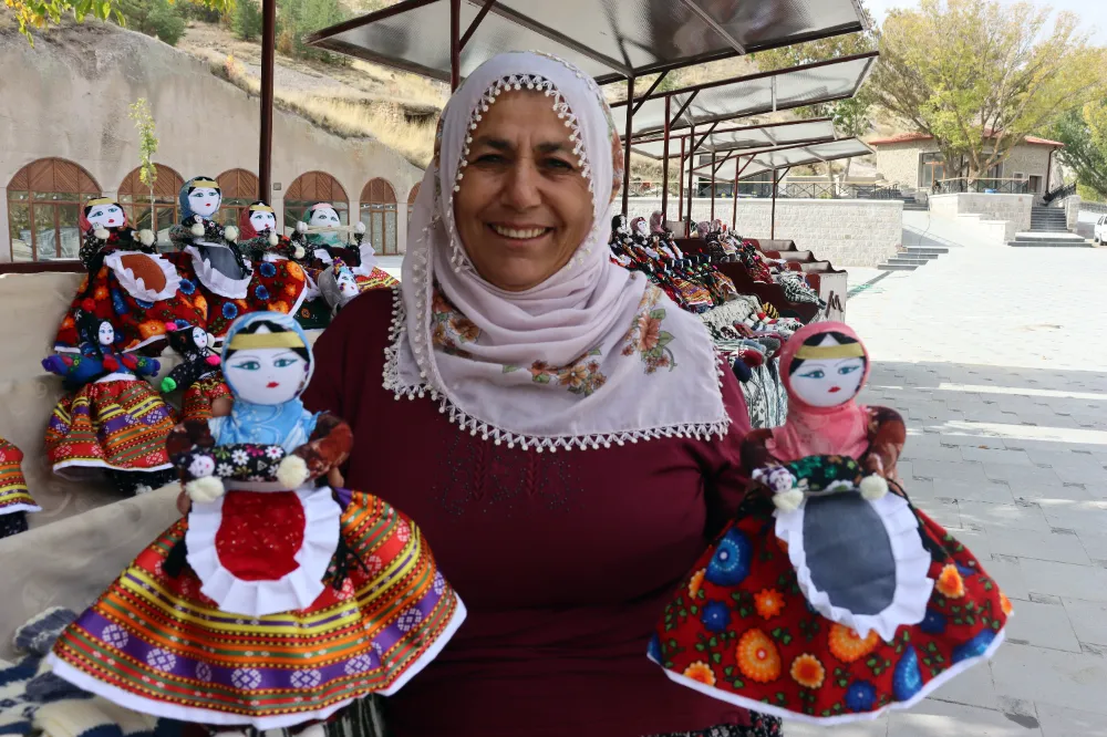 Kızına yaptığı bebek 60 yıldır mahallelinin geçim kapısı oldu