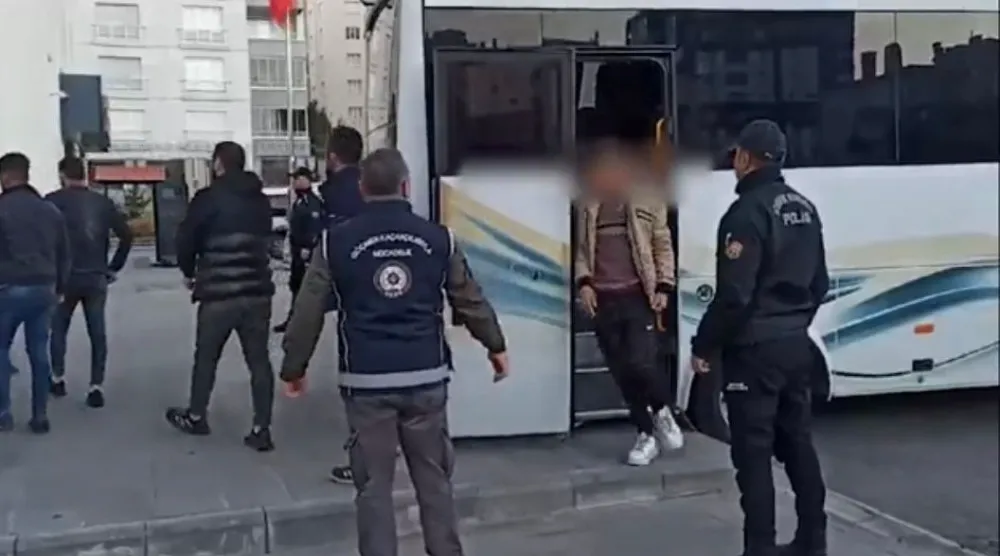 Kaçak göçmenlere eş zamanlı operasyon: 14 şahıs yakalandı