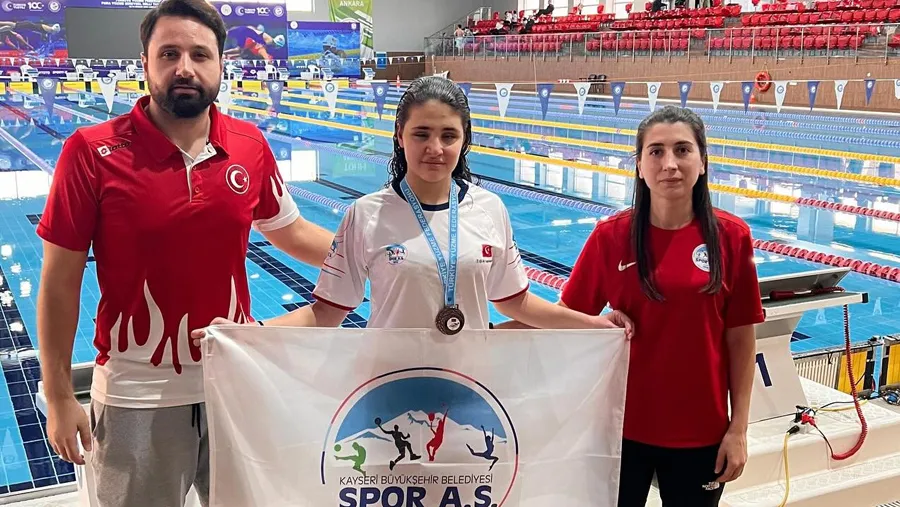 Kayserili yüzücü Avrupa barajını geçti