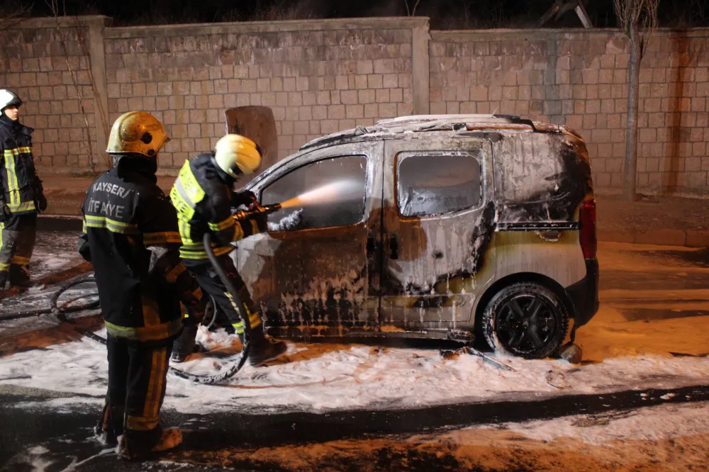 yanan hafif ticari araç kullanılamaz hale geldi