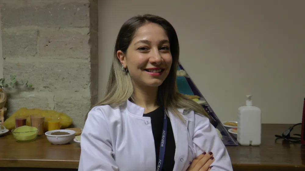 Plastik ve karton bardaktaki 