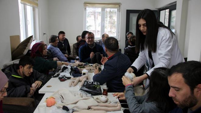Engelleri aştılar, peluş bebek üretiyorlar