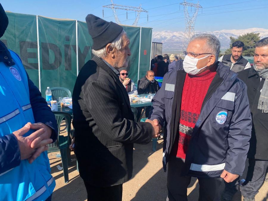 Deprem bölgesinde sıcak yemek ve çorba dağıttı