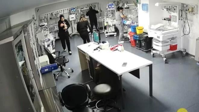 Kaçmak yerine yeni doğan bebekleri korudular