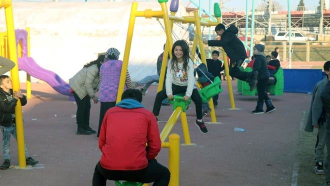 Deprem korkusu yerini çocuk cıvıltısına bıraktı
