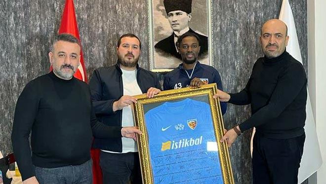 Mensah depremzedeleri unutmadı