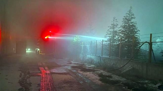 Fabrika bahçesindeki atık kablolar yandı