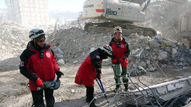 Enkazın ‘kurtarıcı kadınları’