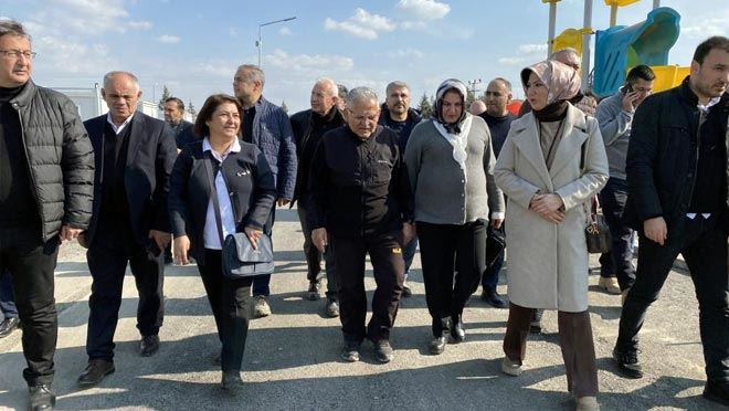 Başkan Büyükkılıç ve Meclis Üyelerinden Konteyner Kent ziyareti