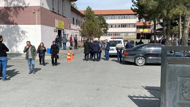 Şaka yaparken arkadaşını bıçakladı